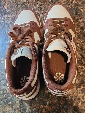 Nike Unisex Brown and White Low-Top Sneakers with Lace-Up